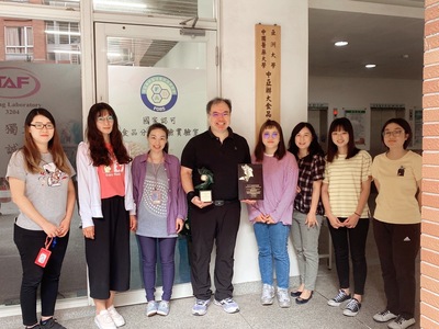 亞大食安中心主任蔣育錚(左4)研發團隊，今年以「檢測晶片」、「溫度管控晶片」技術再獲2項「新創精進獎」，已連5年獲10獎。