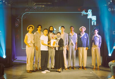 圖為亞大時尚系主任林青玫(左5)，頒獎給鄧亦凱同學(左3)，他設計的「CROSSING BORDERS（穿越邊境）」作品及走秀團隊，榮獲「服裝組」金獎。