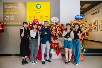 亞大時尚系同學，在越南實習期間，由業師Pham Huyen Kieu教授(中)帶領，到多家商場現場考察。