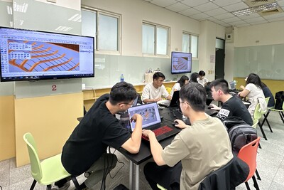 亚大执行「偏乡AI双语学伴培育计画」，「AI衍生设计工作坊」同学相互讨论设计作品。