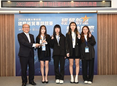 亞大經管系同學，獲經濟部「2023國際經貿專題論文競賽」優等獎，由台北市進出口公會秘書長黃文榮(左1)，頒獎給4位獲獎同學。
