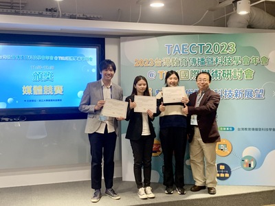 亚大商应系陈政焕老师(左1)、周士玟(左2)、廖葵雅同学(左3)，获颁数码媒体实作竞赛数码媒体实作竞赛第1名。