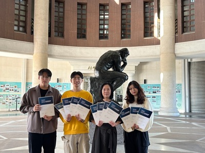 (由右而左)亞大室設系獲獎同學林鈺培、指導老師林佳慧、同學劉彥廷、李宗岳合影。
