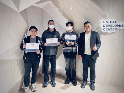 (由右而左)亚大产学长王昭能、获奖的高淳翊、杨竣翔2位同学、参赛亚大同学合影。