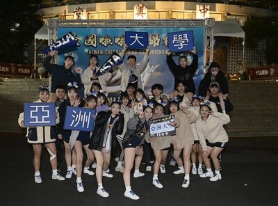 亞大競技啦啦隊，贏得團體混合第五級冠軍後合影。