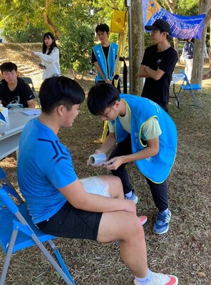 图为亚大物治系组成「运动伤害防护队」，在「中亚联大」运动会，提供选手及时运动伤害处理。
