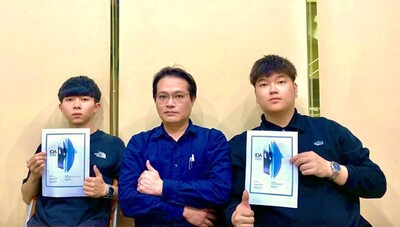 圖為亞大室設系劉師源老師(中)，和得獎的張家浩(左)、賴冠豪(右)同學合影。