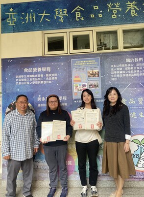 圖為(由右而左)亞大保健系主任李明明、取得雙證照的李庭安和張以暄同學、韓建國老師合影。
