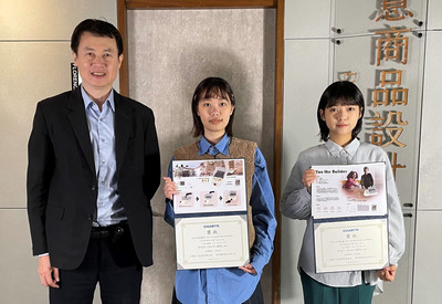 圖為(由左而右)亞大商品系主任龍希文，與獲獎的翁菀妤、周侑萱同學合影。