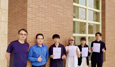 图为（由右至左）亚大室设系获优胜奖同学张贺翔、林苡彤、陈𦏴馠、张家浩，和指导老师刘师源、王志华合影。