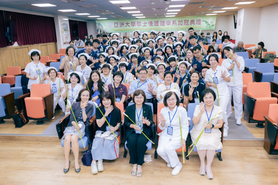 图为亚大护理学院长吴桦姗(前排左3)、后护系主任林碧珠(前排左4)、与会代表贵宾和受冠生合影。
