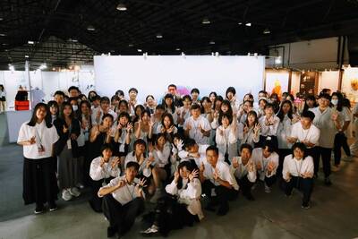 图为亚大商品系师生，参加高雄驳二举办的「2024青春设计节」颁奖典礼合影。